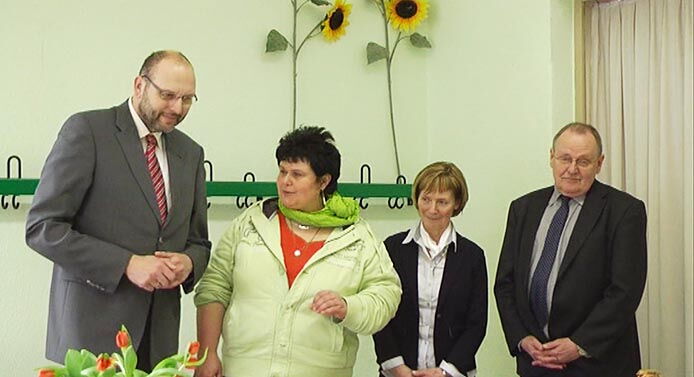Feierliche Spendenübergabe des Geschäftsführers der "Dresden International University" Herrn Dr. Kretzschmar an die Vertreter der Stiftung Herr OB Olaf Raschke, Frau Arlt und Frau Diemert.