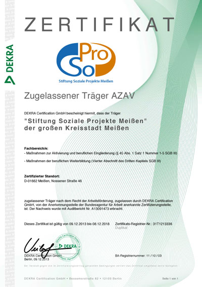 Zertifikat über die Zulassung der Stiftung als Träger der AZAV (Maßnahmen der beruflichen Eingliederung), kontrolliert durch die DEKRA Certification GmbH.