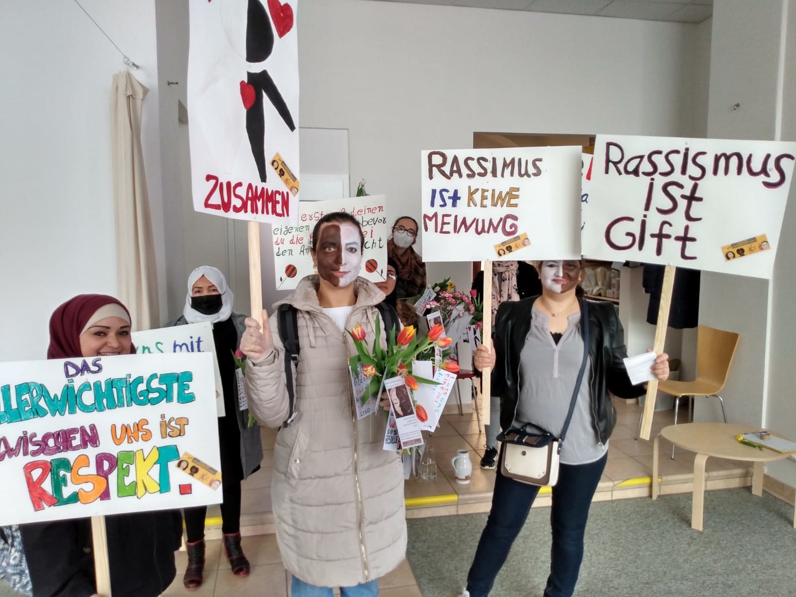 Menschlichkeit zuerst! Frauen gegen Rassismus - Atelier Frauenvielfalt Menschlichkeit zuerst! Frauen gegen Rassismus - Atelier Frauenvielfalt